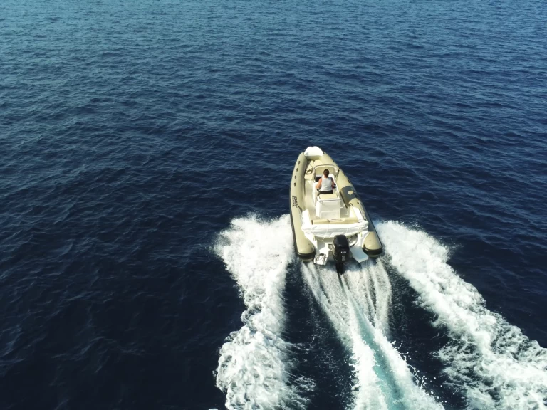 Joker Boat Coaster 580 jednotlivci a charterové společnosti v Hyeres