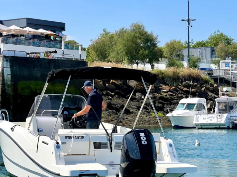 Pronajmout si Quicksilver Activ 755 Open v Brest