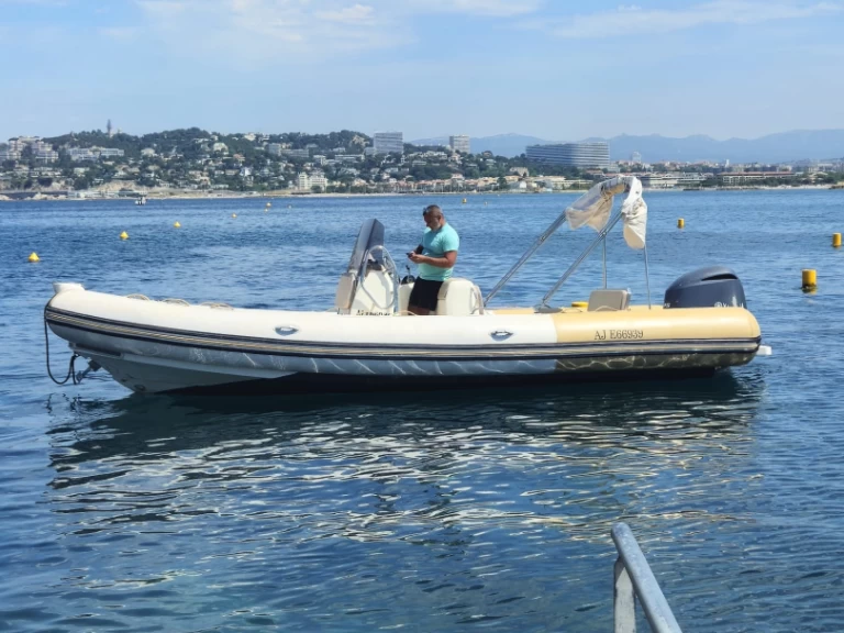 Polotuhá loď k pronájmu v Marseille za nejlepší cenu