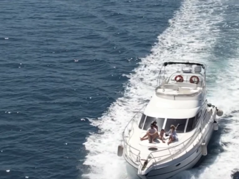 Motorová loď k pronájmu v Himarë za nejlepší cenu