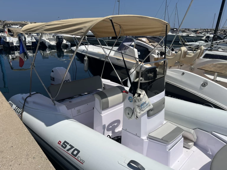 Polotuhá loď k pronájmu v Sainte-Maxime za nejlepší cenu