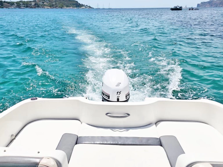 Pronájem lodi Bayliner E16 v La Savina na Samboatu