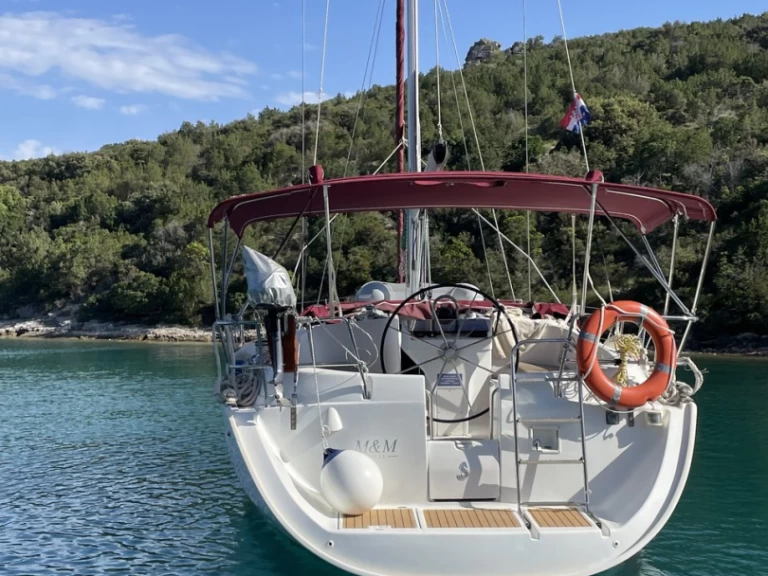 Pronajmout si Bénéteau Oceanis 411 Celebration v Omiš