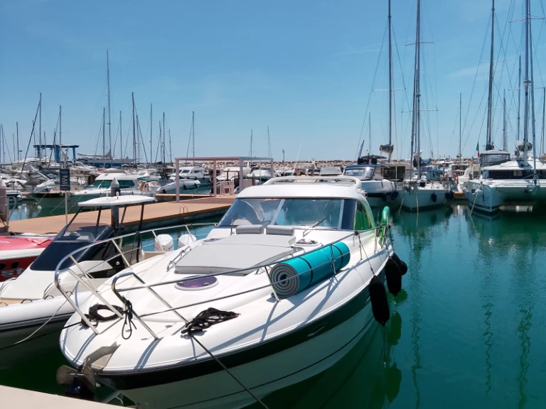 Bavaria Bavaria 37 Hard Top jednotlivci a charterové společnosti v Porto di Salerno