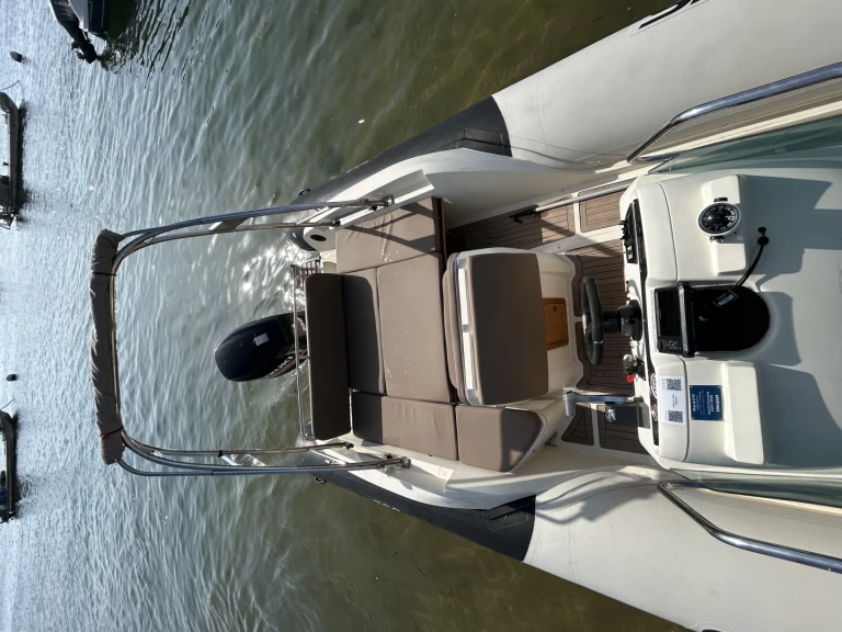 Pronájem Polotuhá loď Sacs s licencí