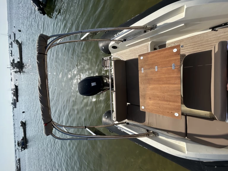 Polotuhá loď k pronájmu v Le Canon za nejlepší cenu