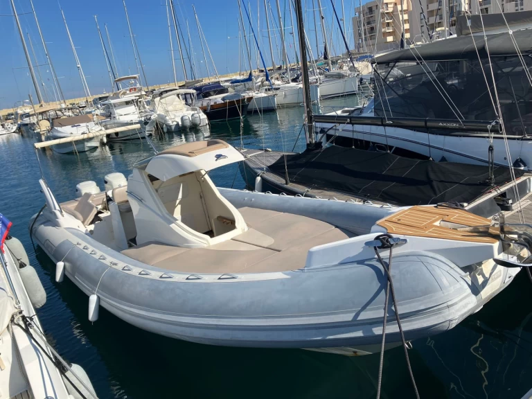 Pronajmout Polotuhá loď se skipperem či ne Master v Le Canon