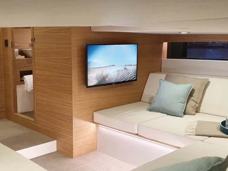 Pronajmout si DEANTONIO YACHTS D42 v Denia