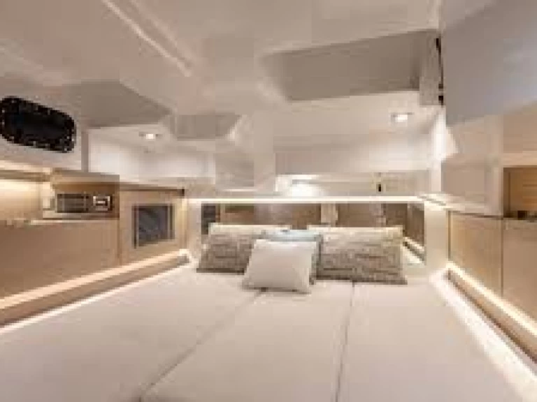 Pronájem lodi Jeanneau cap camarat 10.5 CC v Antibes na Samboatu