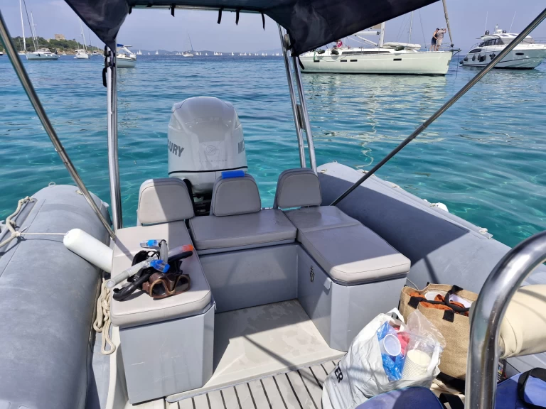 Pronájem Polotuhá loď Joker Boat s licencí