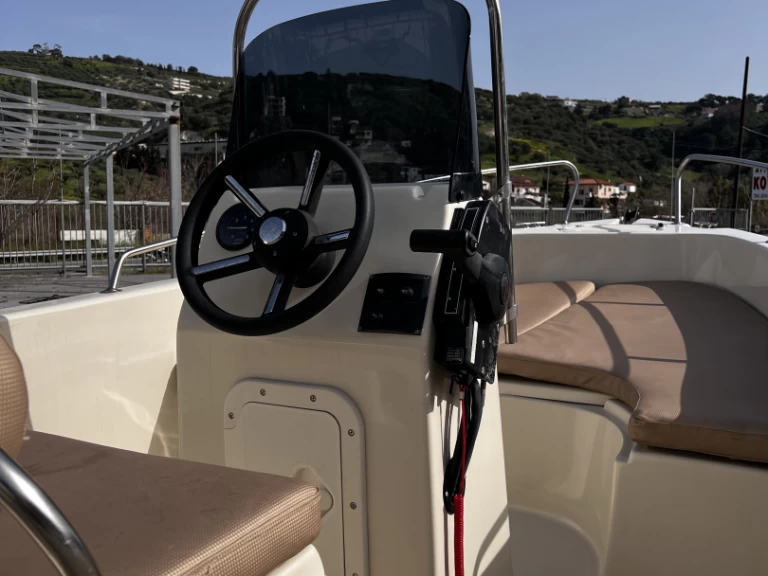 Pronájem lodi BRS BRS500 v Káto Goúves na Samboatu