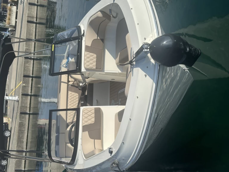 Motorová loď k pronájmu v Lausanne za nejlepší cenu