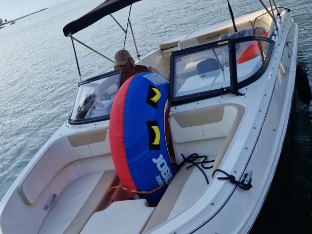 Bayliner VR4 jednotlivci a charterové společnosti v Lausanne