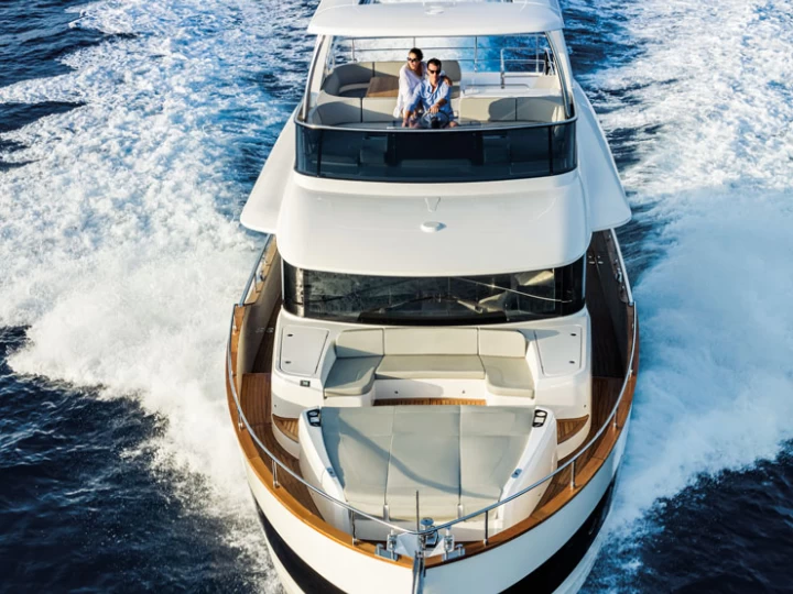 Pronájem Motorová loď Azimut s licencí