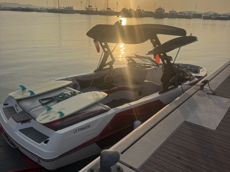 Pronajmout si Malibu AXIS T22 v Port des Marines de Cogolin