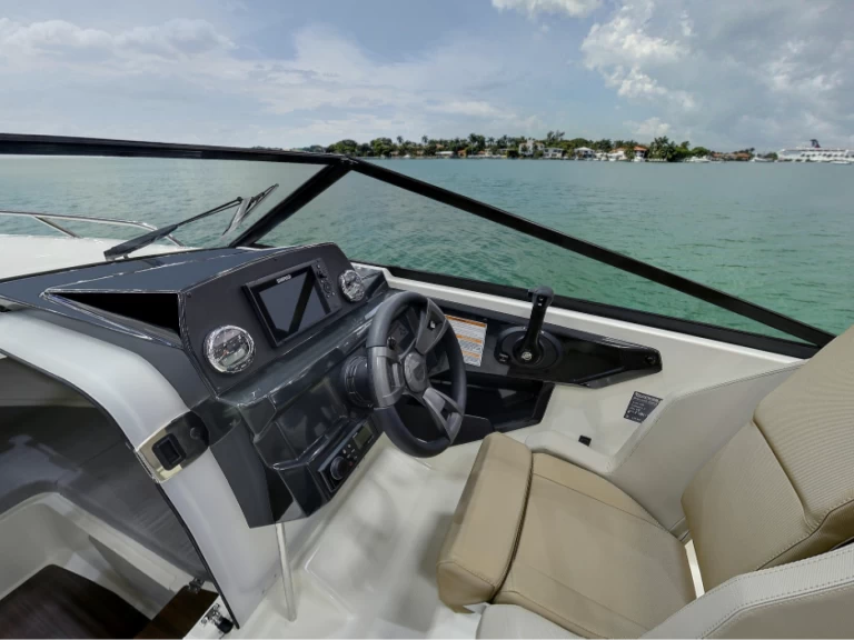 Motorová loď k pronájmu v Mandelieu-la-Napoule za nejlepší cenu