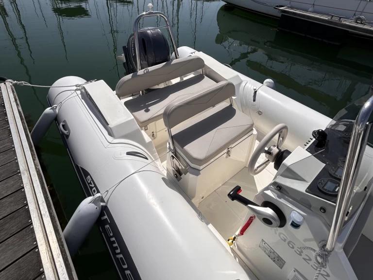 Pronajmout Polotuhá loď se skipperem či ne Capelli v La Rochelle