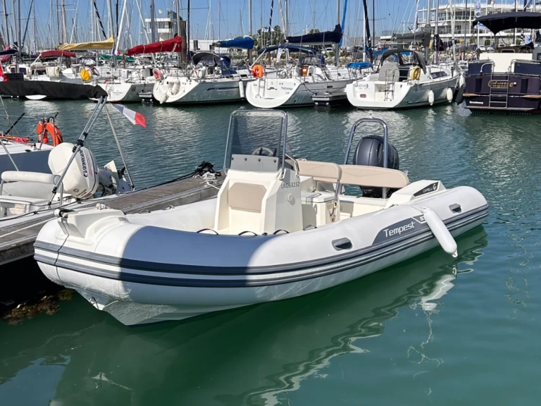 Pronajmout si Capelli Capelli 570 v La Rochelle