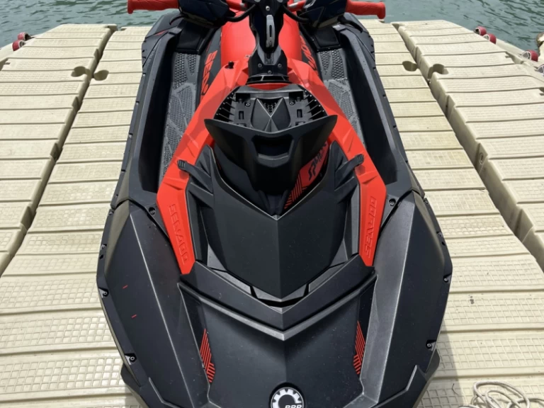 Pronájem Vodní skútr Sea-Doo s licencí