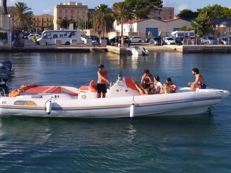 Polotuhá loď k pronájmu v Trapani za nejlepší cenu