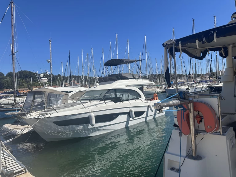 Pronajmout si Bénéteau Antares 11.20 Fly v Saint-Mandrier-sur-Mer