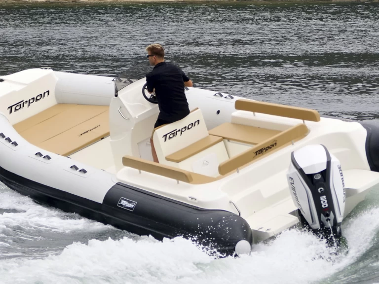 Polotuhá loď k pronájmu v Hyeres za nejlepší cenu