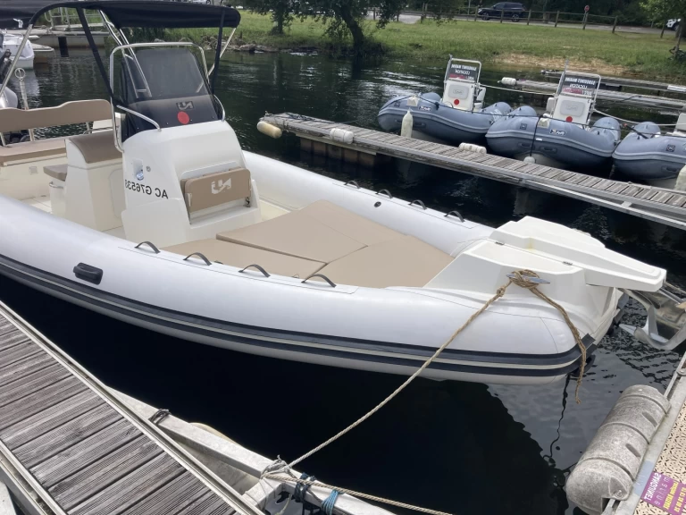 Pronájem Polotuhá loď Nuova Jolly s licencí