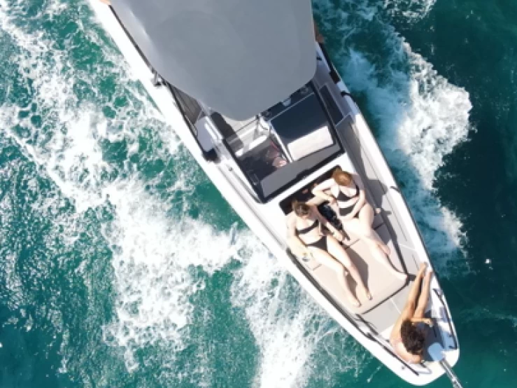 Pronájem Motorová loď Axopar s licencí