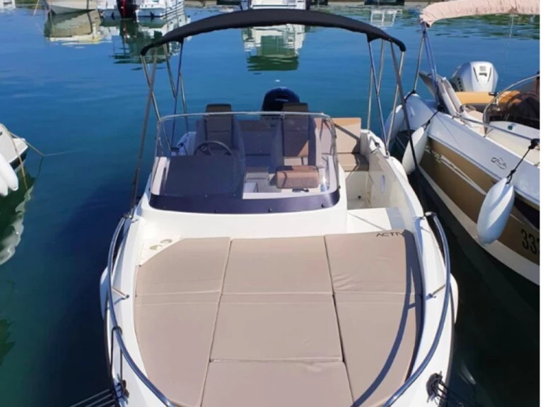 Pronajmout si Quicksilver Activ 605 Sundeck v Empuriabrava