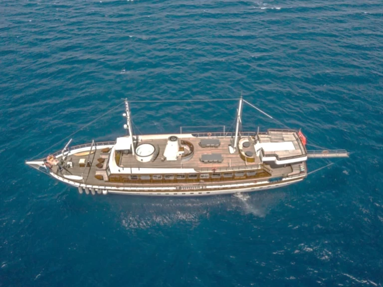 Pronájem Jachta Custom Made s licencí