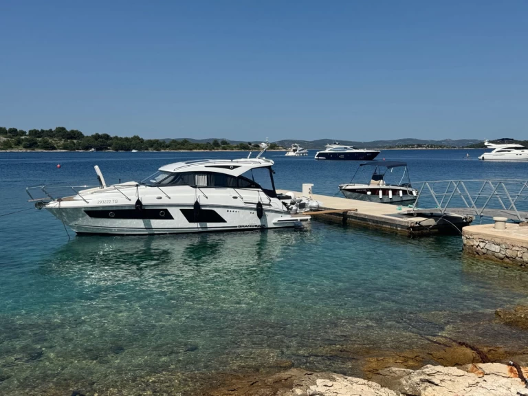 Pronájem Motorová loď Grandezza s licencí