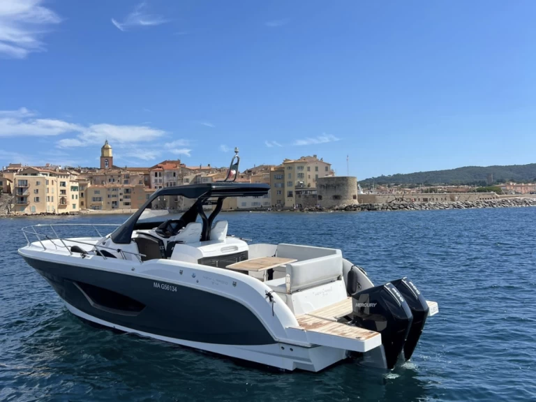 Motorová loď k pronájmu v Port des Marines de Cogolin za nejlepší cenu