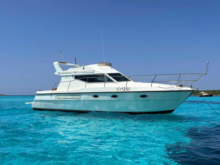 Azimut Azimut 37 Fly jednotlivci a charterové společnosti v Stintino