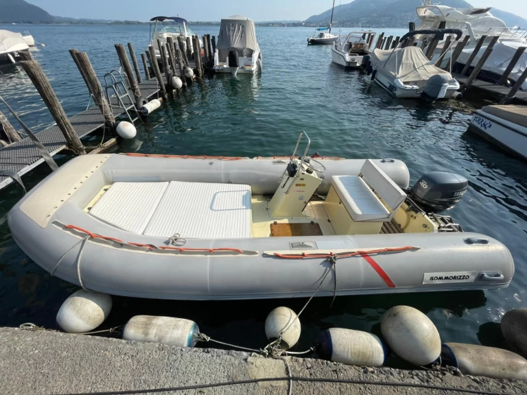 Polotuhá loď k pronájmu v Predore za nejlepší cenu