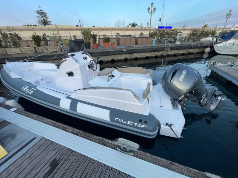 Polotuhá loď k pronájmu v Milazzo za nejlepší cenu