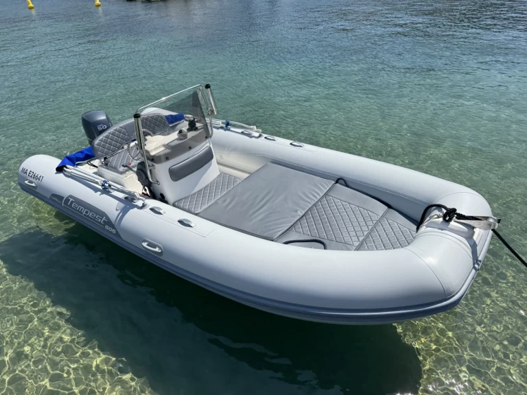 Pronajmout Polotuhá loď se skipperem či ne Capelli v La Madrague