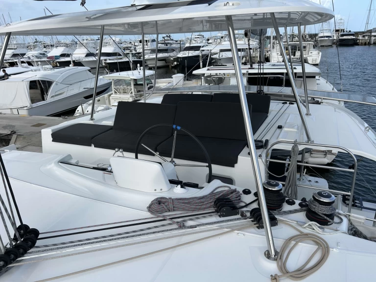 Pronájem lodi Lagoon Lagoon 46 v Playa Sardinera na Samboatu