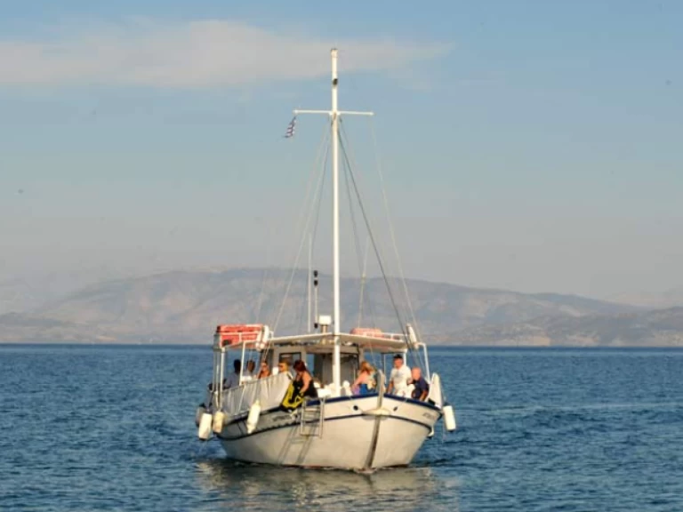Wooden Boat  Wooden Boat jednotlivci a charterové společnosti v Ypsos
