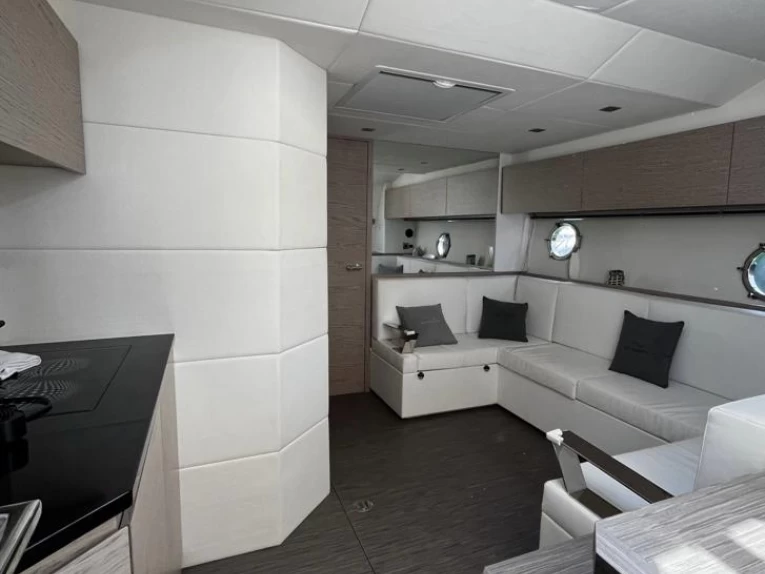 Pronájem lodi Capri lákavé ceny Parana 38