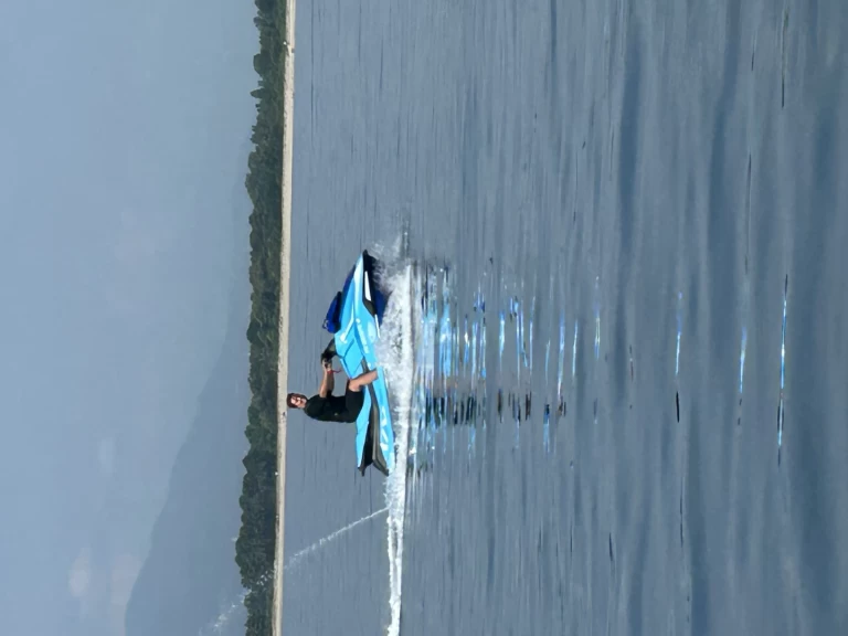 Yamaha VX DeLuxe jednotlivci a charterové společnosti v Saint-Cyprien