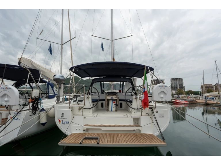 Bénéteau Oceanis 40.1 jednotlivci a charterové společnosti v Salerno