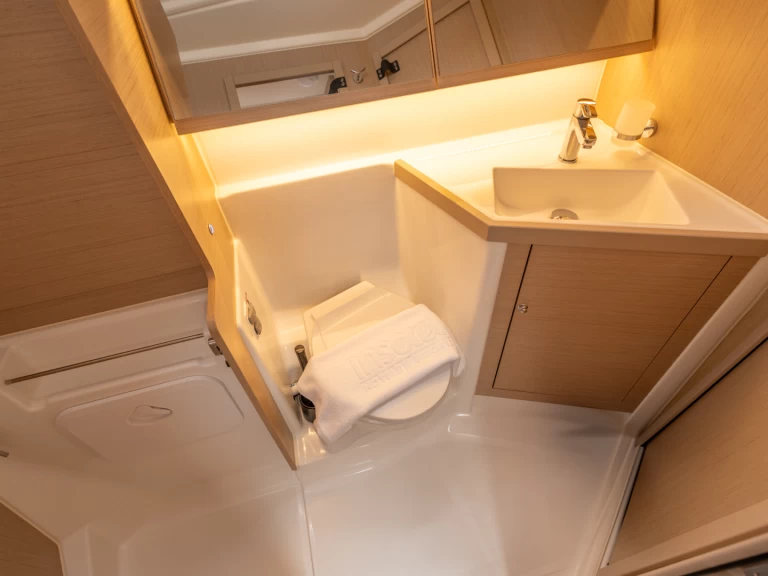 Bénéteau Oceanis 40.1 jednotlivci a charterové společnosti v Salerno