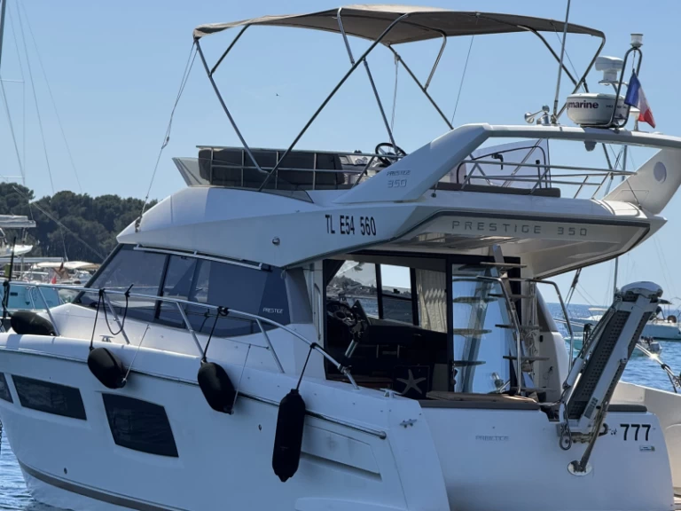 Jeanneau Prestige 350 Fly jednotlivci a charterové společnosti v Antibes