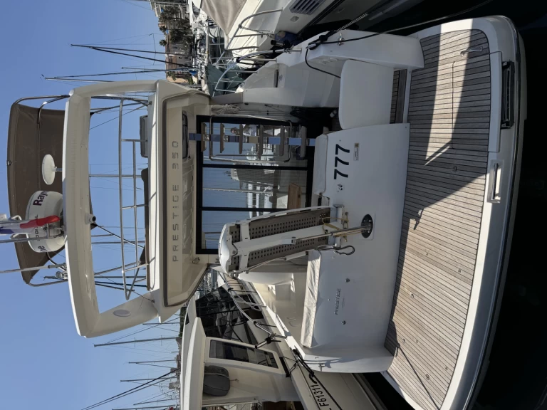 Pronajmout si Jeanneau Prestige 350 Fly v Antibes