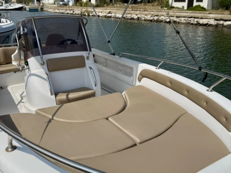 Pronajmout si Ranieri Pathfinder v Carnon-Plage