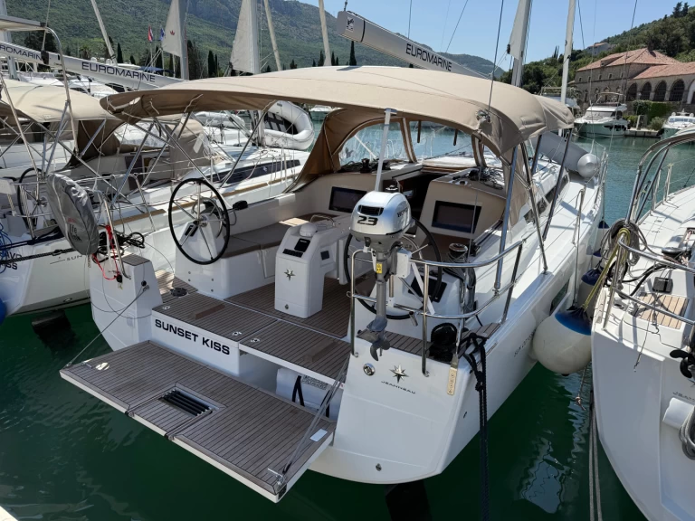 Jeanneau Sun Odyssey 410 jednotlivci a charterové společnosti v Komolac