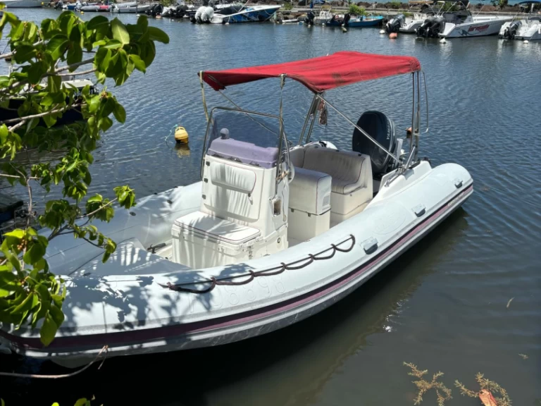 Polotuhá loď k pronájmu v Saint-François za nejlepší cenu