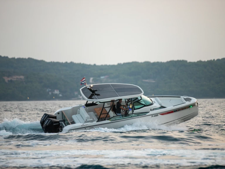 Pronájem lodi Sukošan lákavé ceny Saxdor 270 GTO