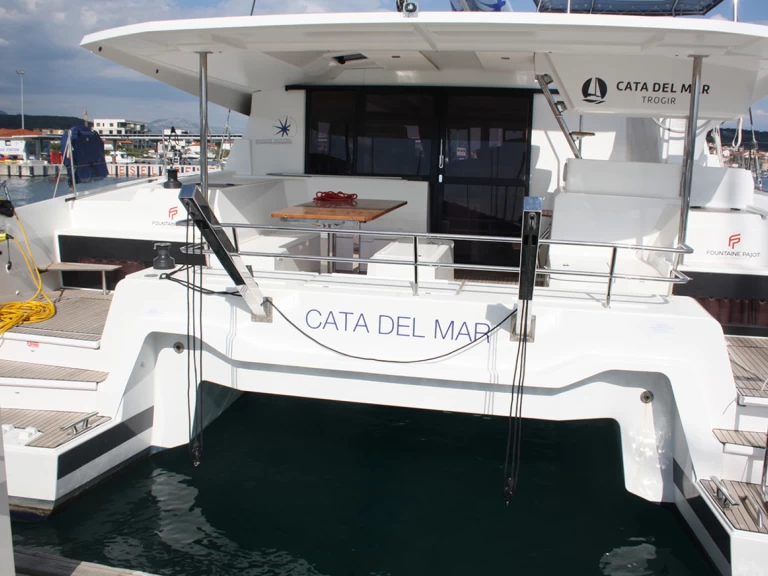 Katamarán k pronájmu v Donji Seget za nejlepší cenu