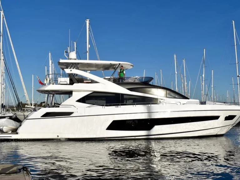 Pronajmout si Sunseeker Sunseeker 75 Yacht v Donji Seget
